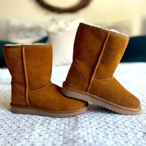 Koolaburra by UGG, size 6. Chestnut color.
